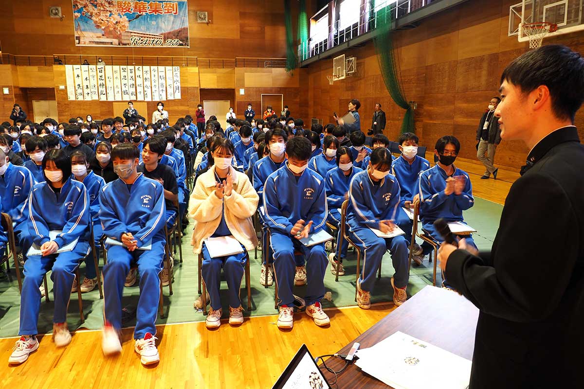 釜石中で開かれた高校生平和大使による講演会