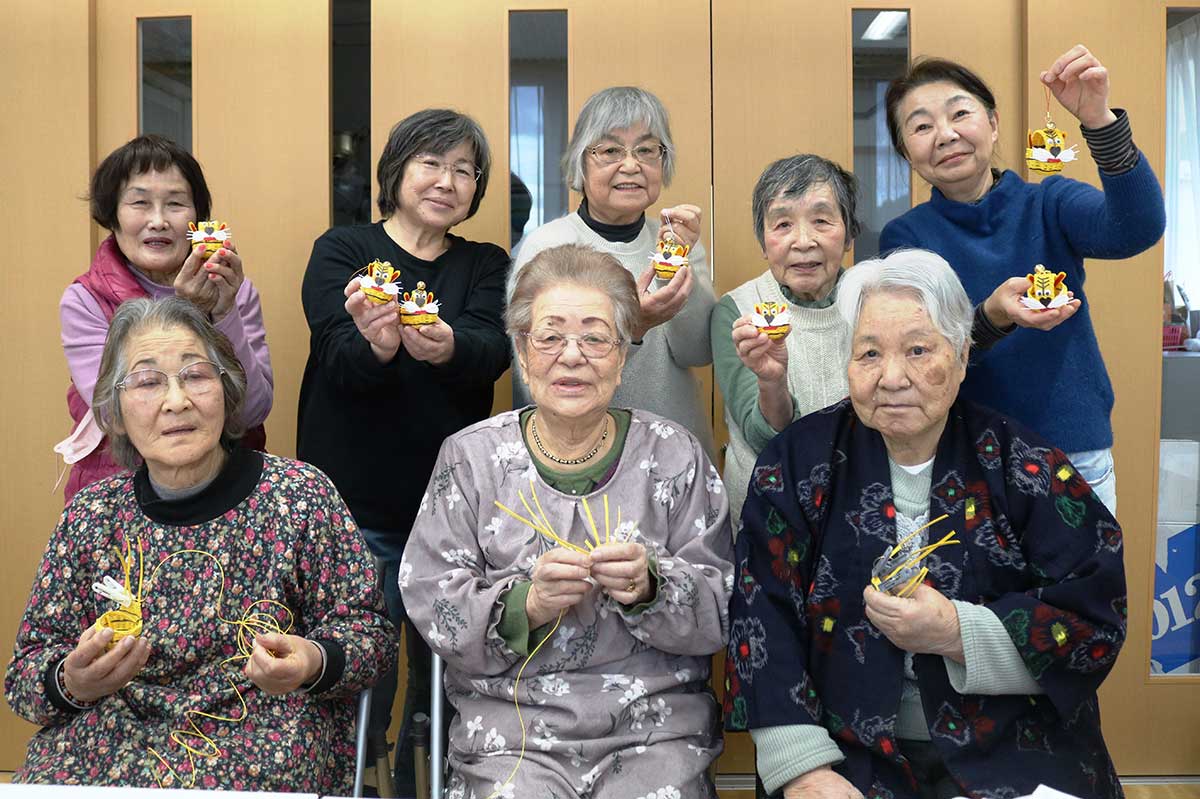 入学祝いのキーホルダーを作る「釜石トラ作りの会」のメンバーと体験参加者