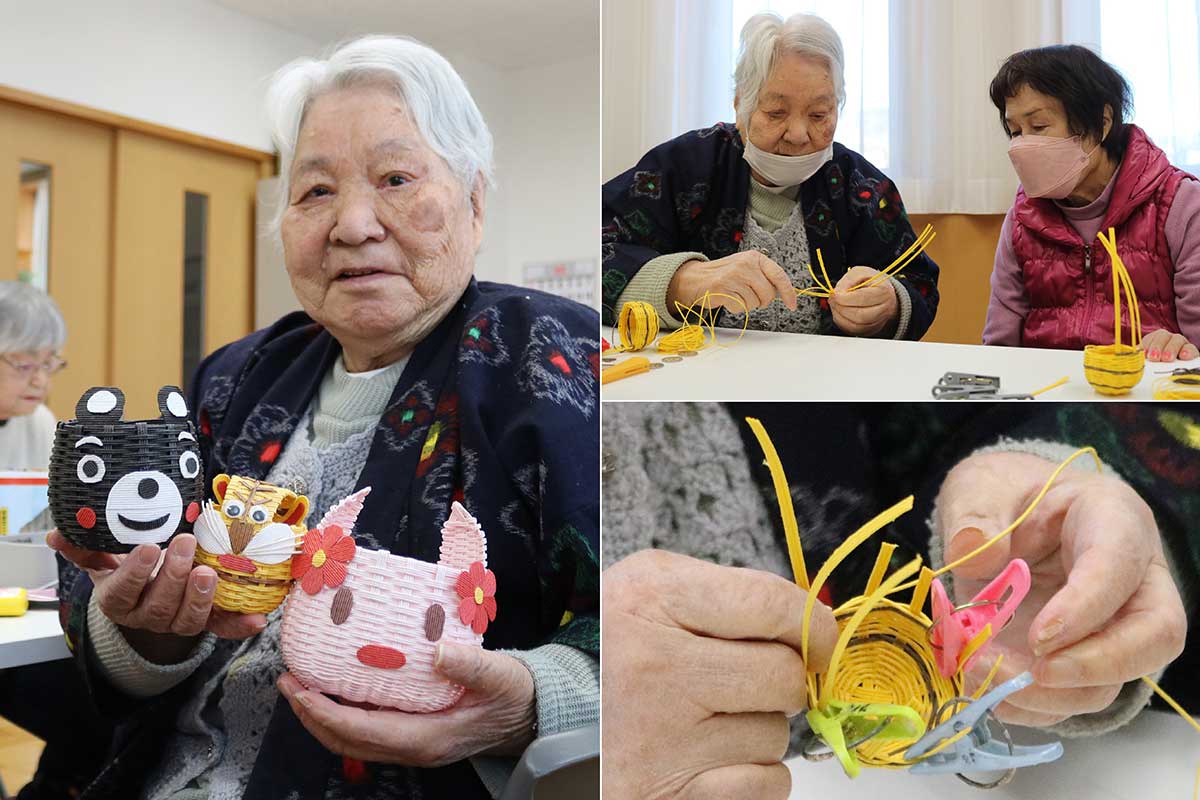 クラフトテープで作った作品を手にする山下テイさん（写真左）。初めての人に編み方を教える（同右上）