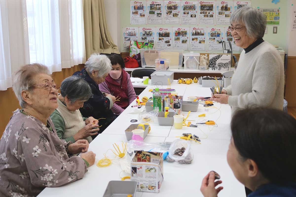 活動中は笑顔が絶えない。手も口も動かし、認知症予防にも