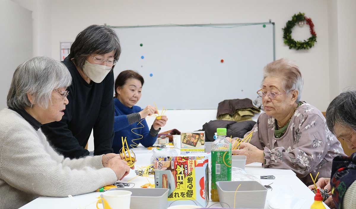 互いに教えあいながら作業が進む。慣れると編むスピードもアップ