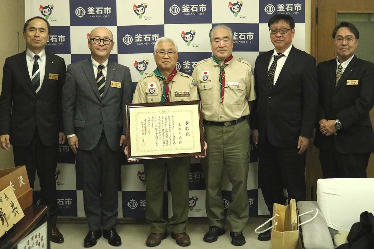 県教育表彰受賞を報告した末永正志さん（左から3人目）と市幹部ら