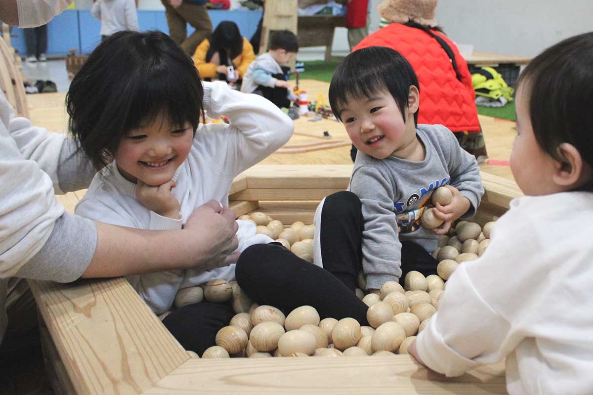 出張おもちゃ美術館が人気を集めた「かまいし冬まつり」＝11日、シープラザ釜石