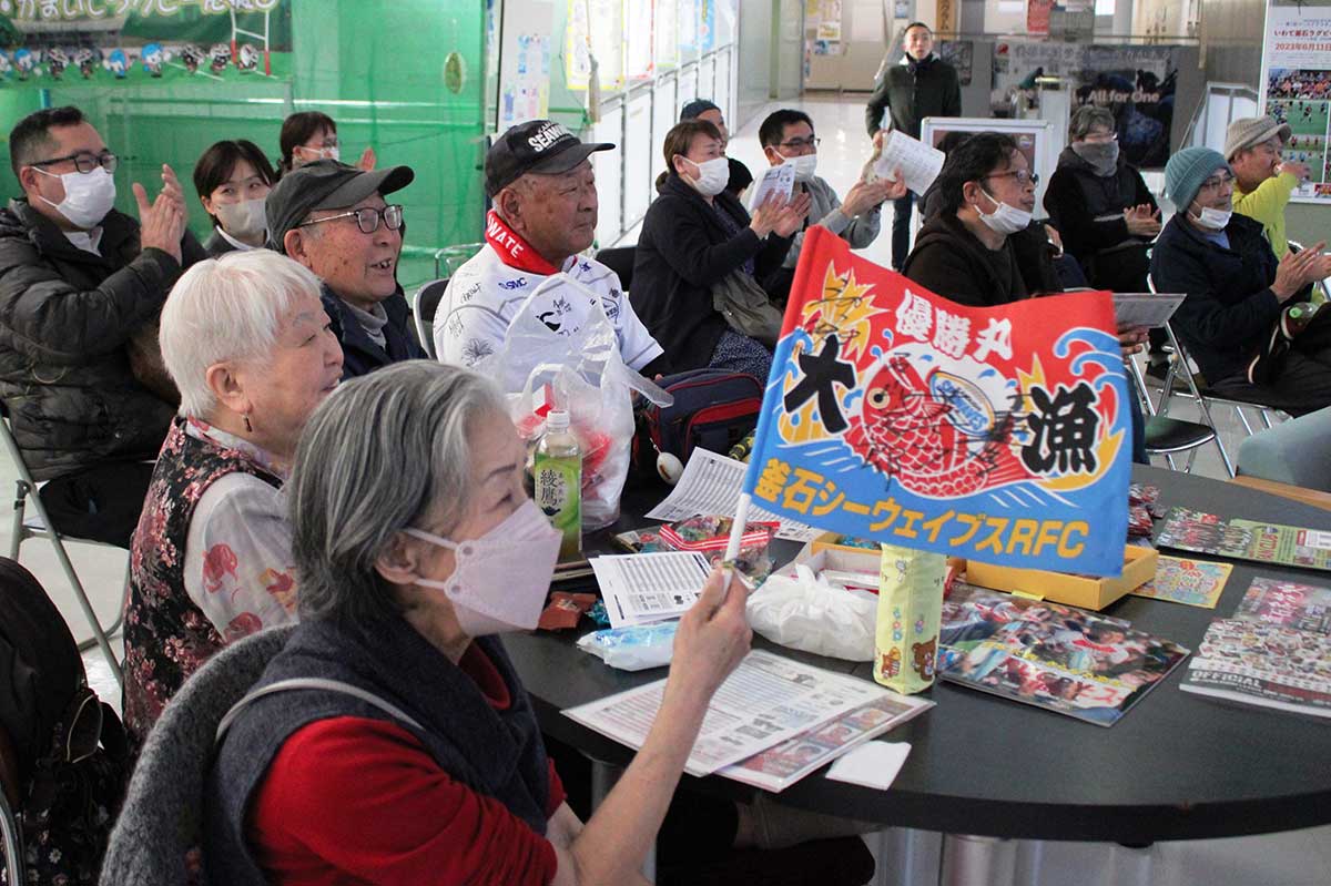 釜石SWのトライに湧くファンら。地元釜石から選手らにエール！