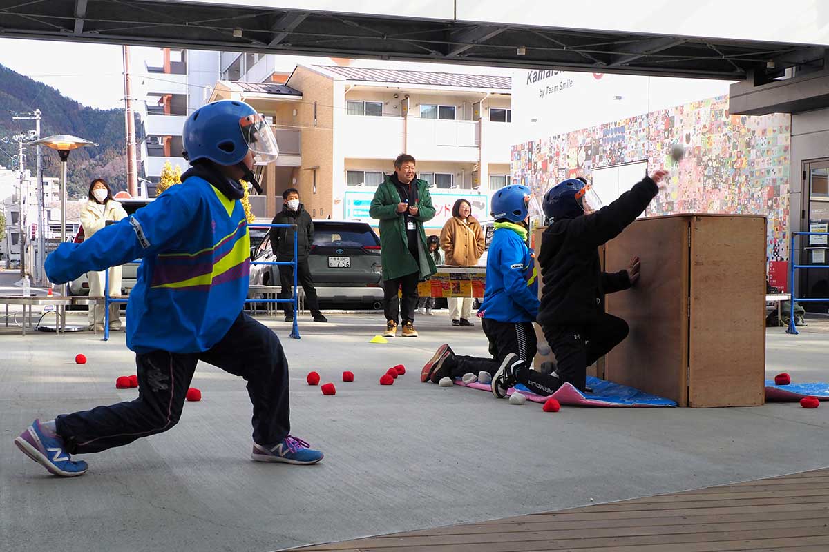 スポーツ雪合戦の体験会。子どもたちが熱戦を繰り広げた