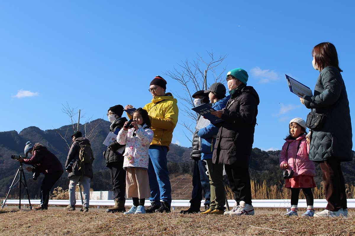 片岸公園の遊歩道から野鳥を探す観察会の参加者