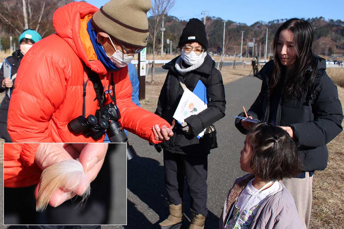 「これは何の羽根？」釜石野鳥の会の臼澤会長（左）に質問も…