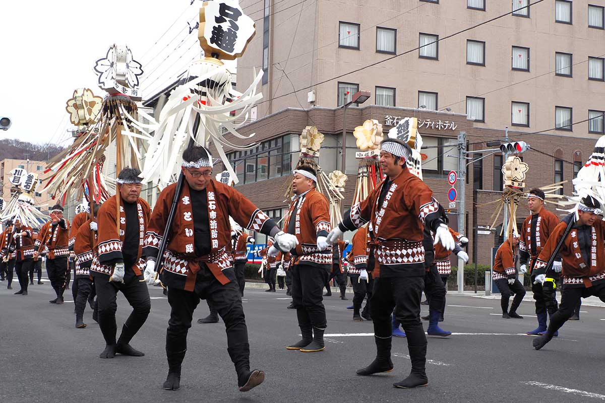 まとい振りを披露し防火への士気を高める団員たち