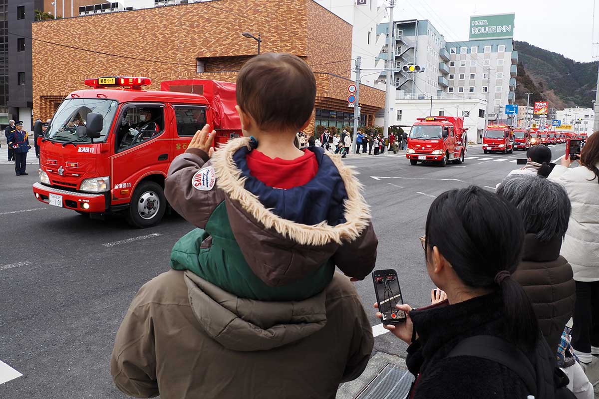 消防車両が一堂に見られるパレードは子どもたちに人気