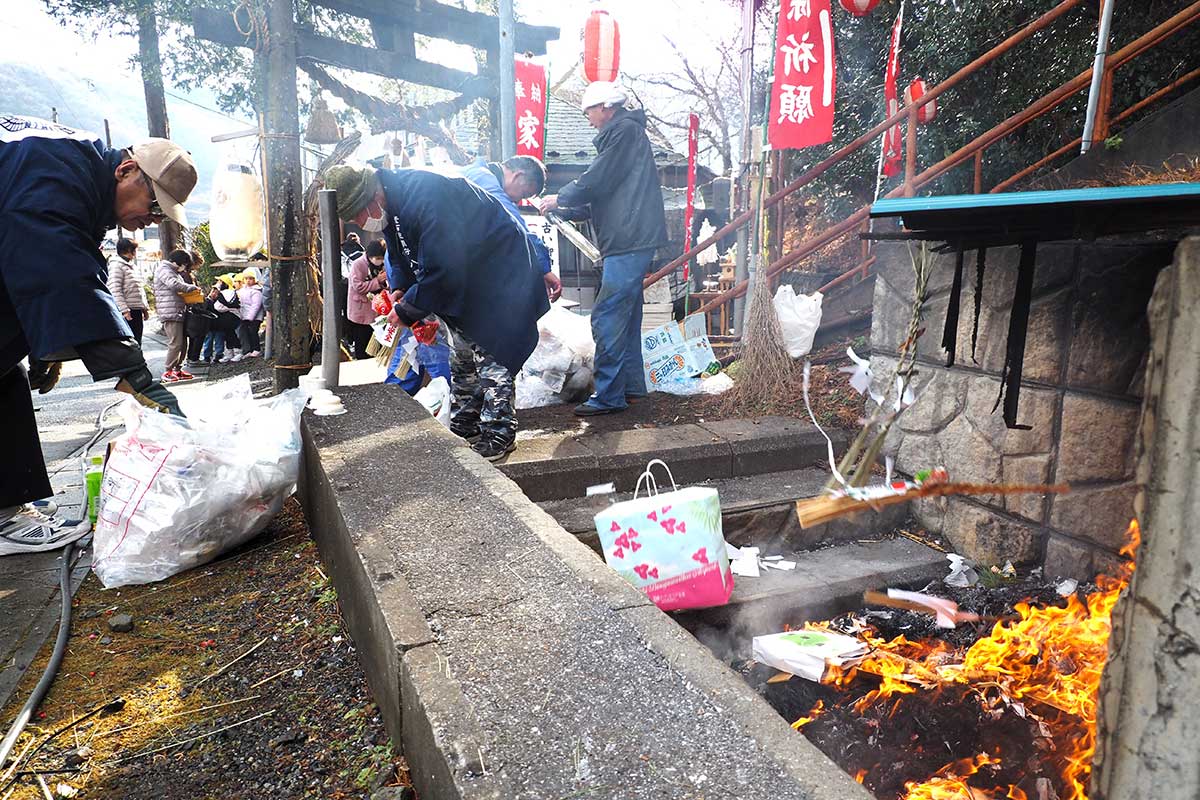 八雲神社で行われた新春恒例の「どんと祭」