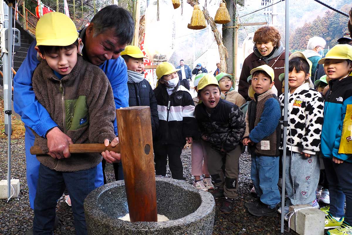 「よいしょー」。餅つきを楽しむ子どもたち