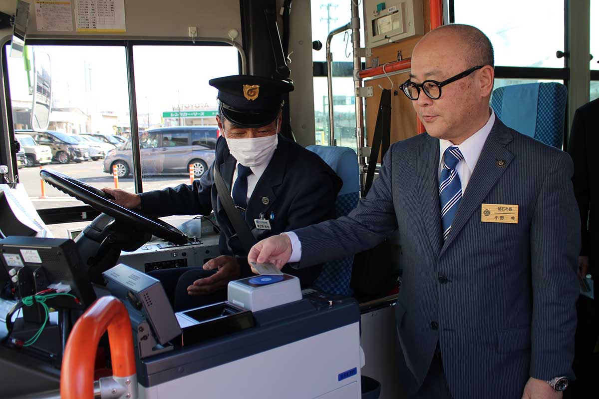 地域連携ICカード「Iwate Green Pass」をバス車内で試す小野共市長（右）＝28日