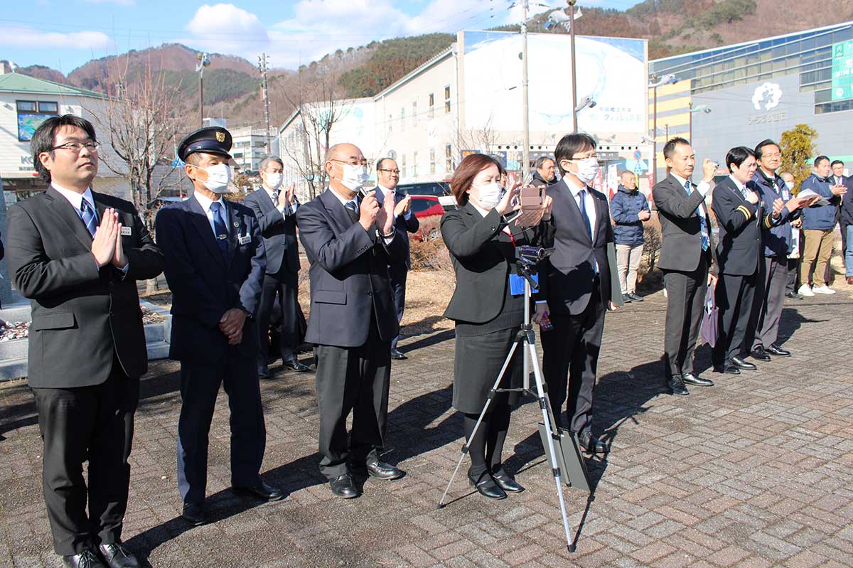 運用開始式には県交通と市、釜石駅周辺の事業者、団体など関係者が集まった