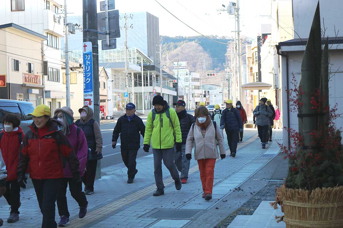 門松などが飾られ正月の装いの商店街を歩く＝大町目抜き通り