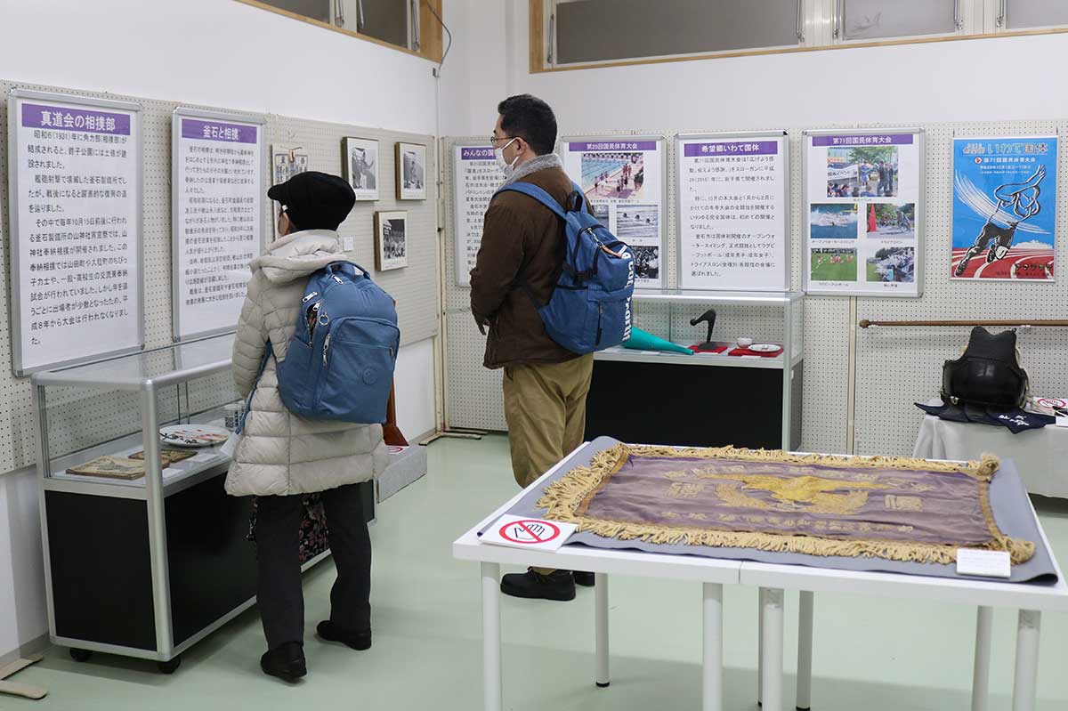 市郷土資料館で開かれている企画展「釜石の鉄人（スポーツマン）」