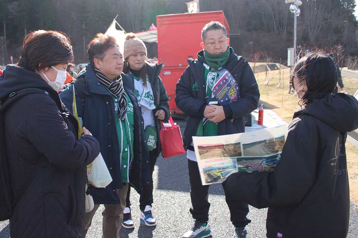 来場者は釜高生らの話に熱心に耳を傾けた