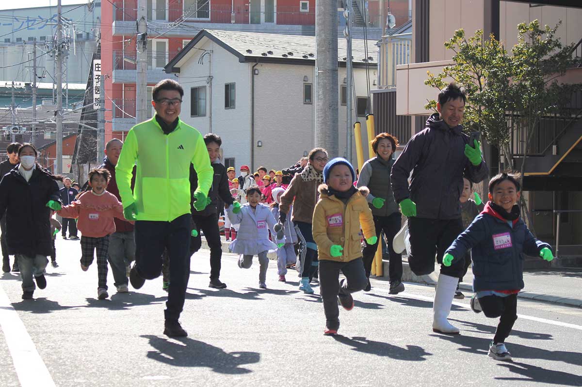 韋駄天競走は親子の部からスタート。「走れ、逃げろ」と子どもに声掛けする親も