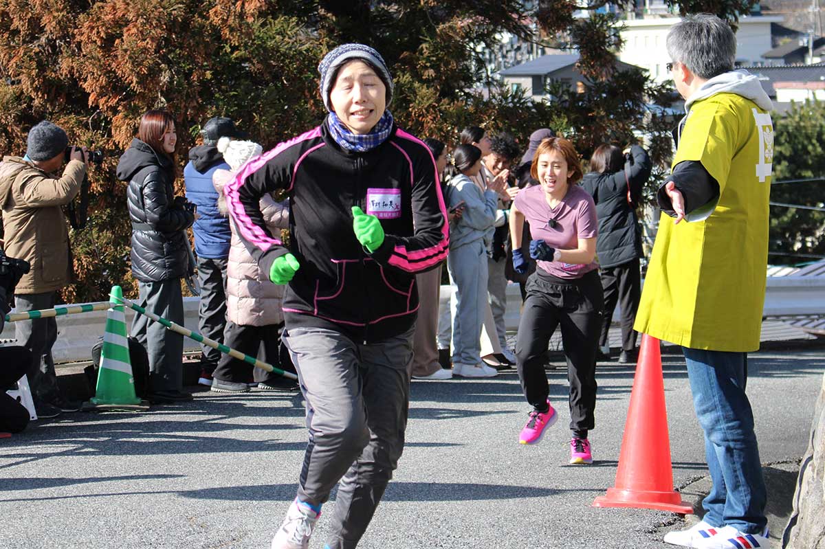 ゴールまであと少し。力を振り絞り前に進む女性参加者