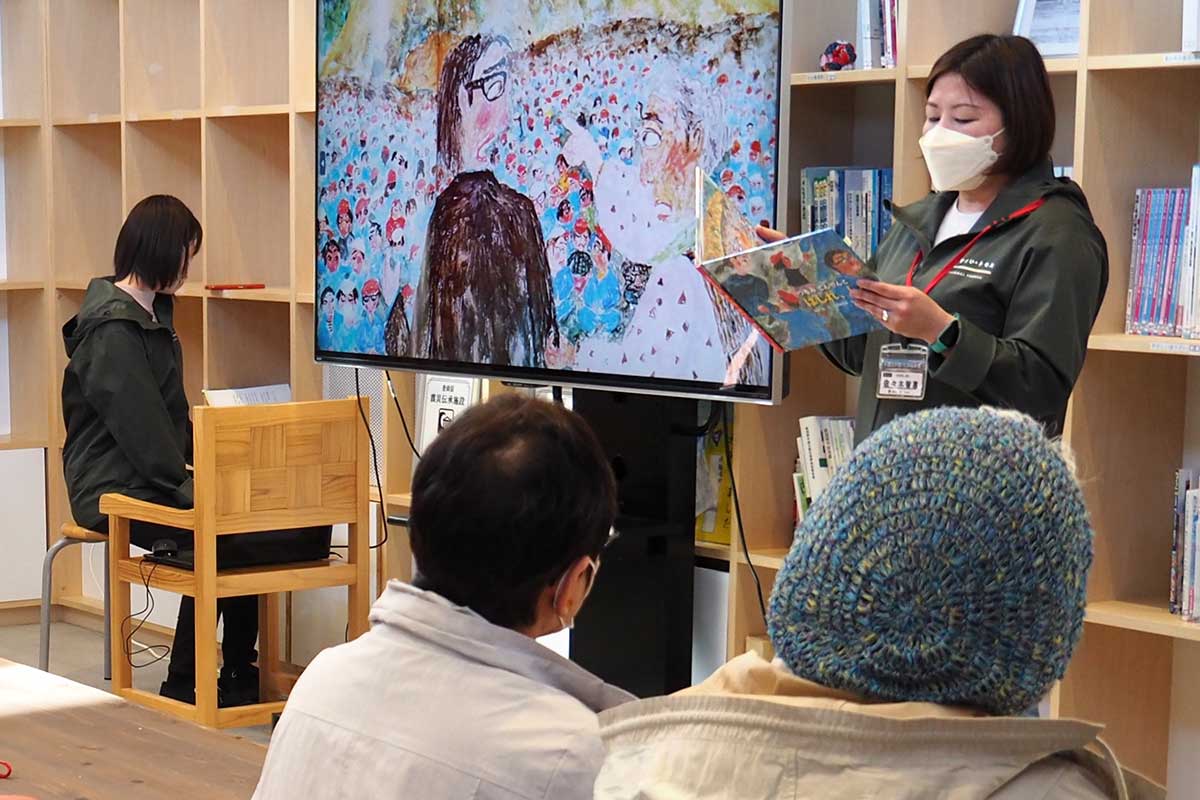 いのちをつなぐ未来館で絵本の読み聞かせをする佐々木智恵さん（右）＝2023年3月