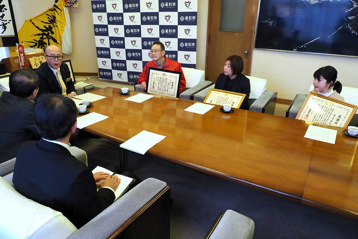 市役所を訪れた3人。小野共市長らに受賞を報告した