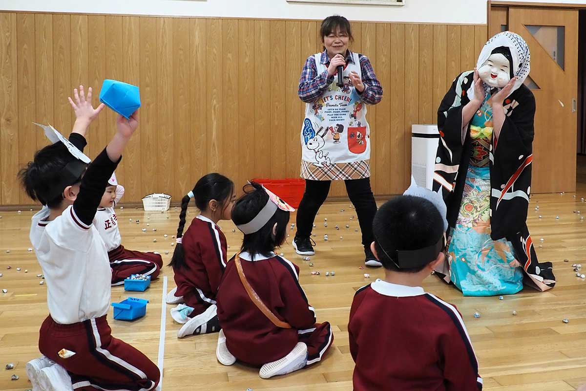 幸せを届けに来た「福の神」を園児が歓迎