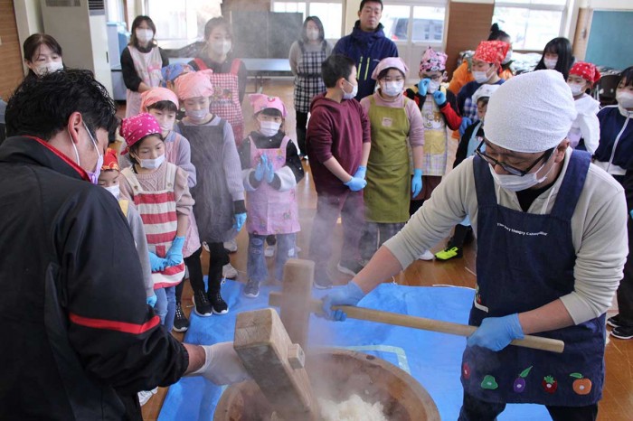 親子で餅つき 小正月の風習「豆っこ木」も 栗林小PTA父親部 地域の伝統