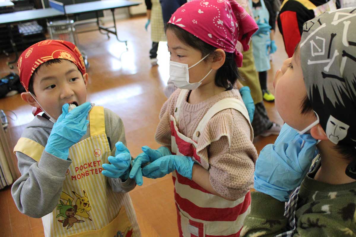 蒸し上がったもち米を試食する栗林小の児童。「お味は？」