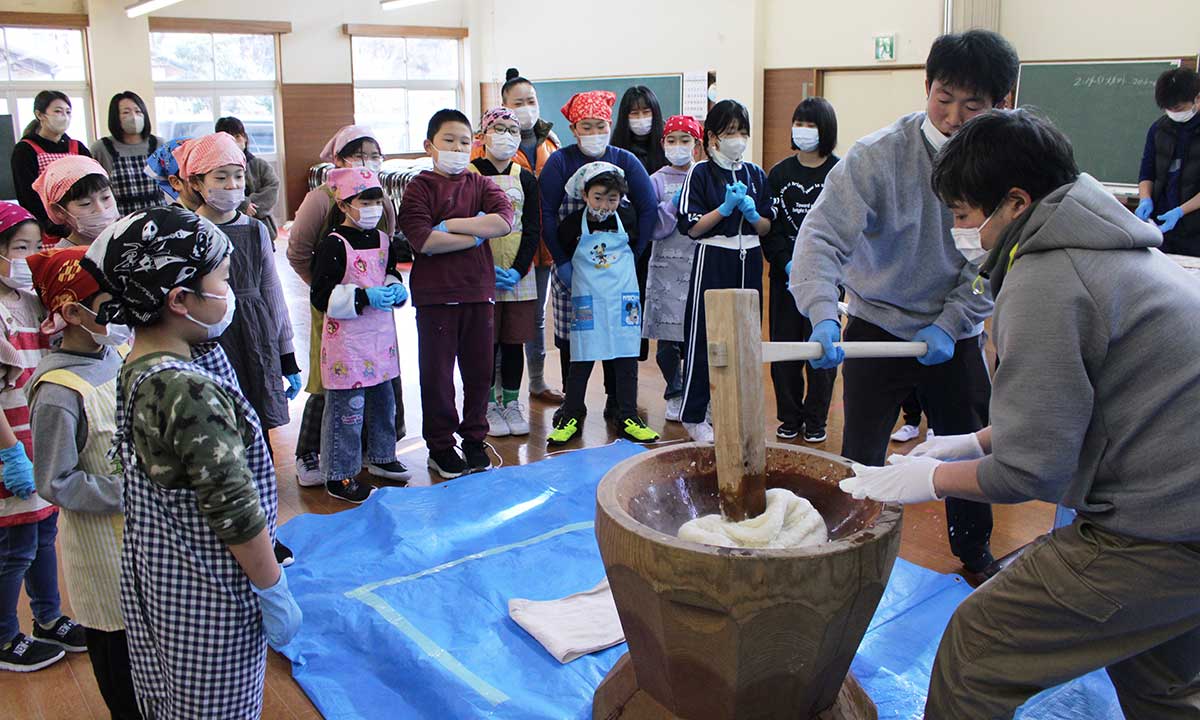 子どもたちがつきやすいよう、最初はお父さんたちが下準備