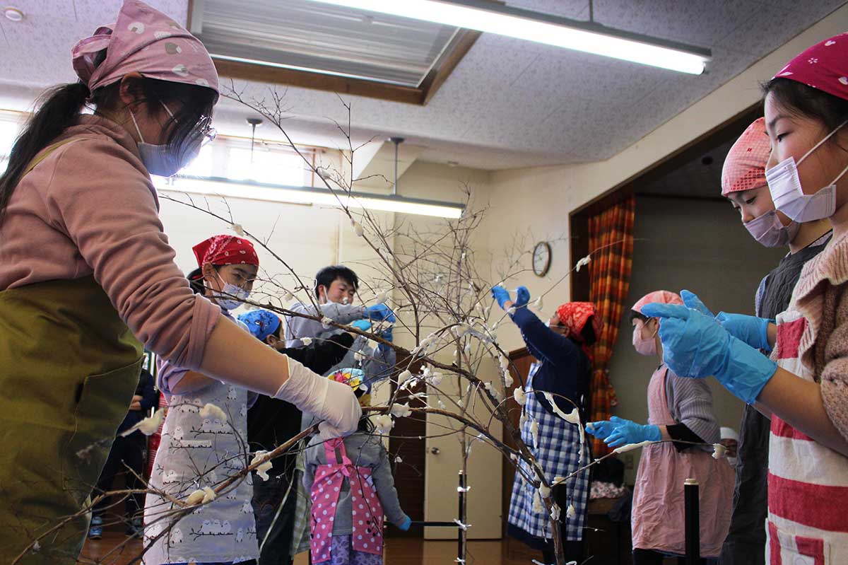 コゴメウツギの枝を餅で飾る「豆っこ木」。豊作を願う地元の風習