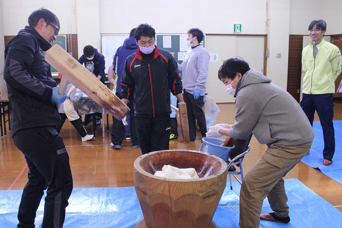 餅の仕上げはお父さんたちが担当。子どもたちにおいしく食べてもらおうと力を発揮