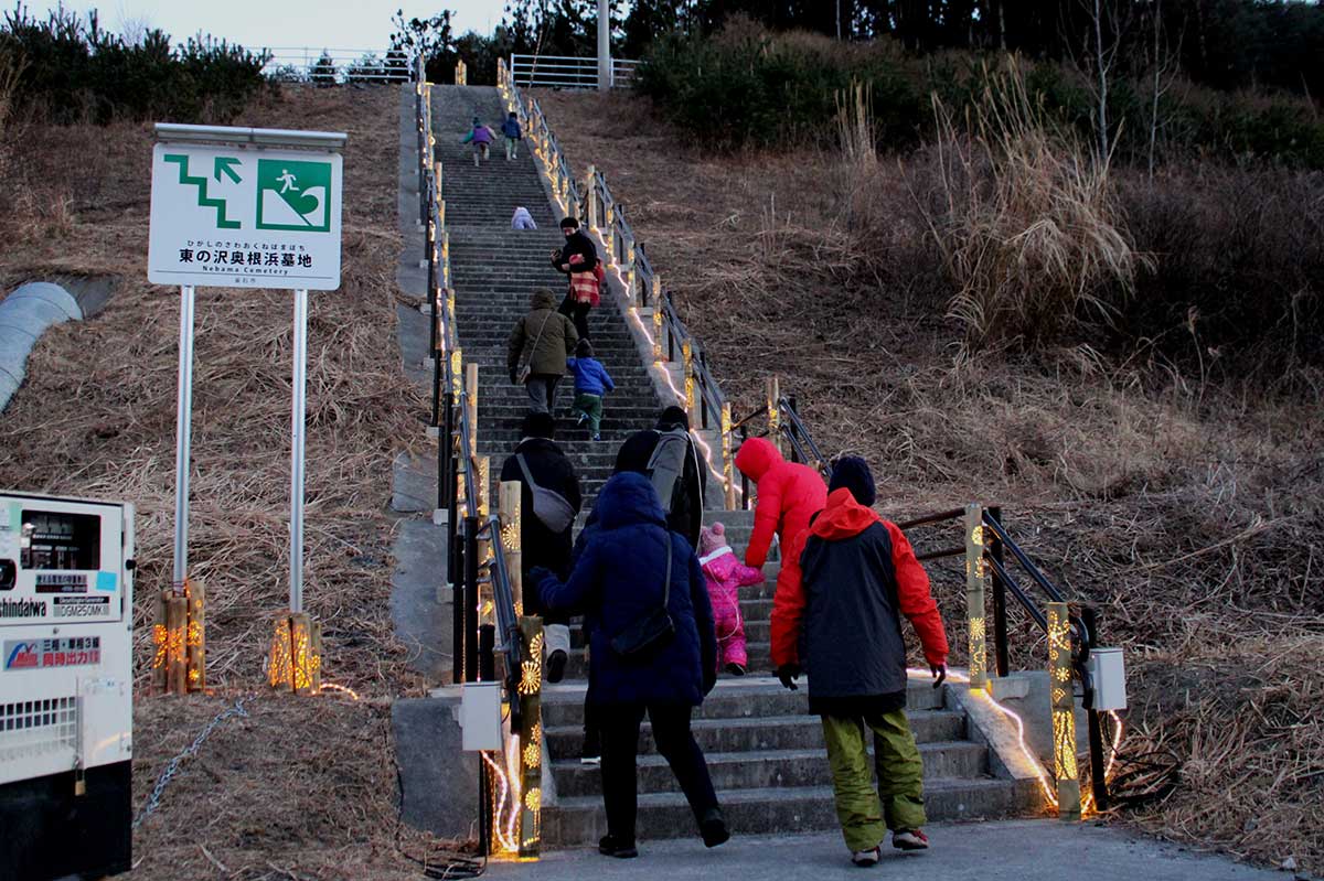 竹灯籠の明かりで照らされた避難階段を上ってみる。津波発生時はここから高台へ