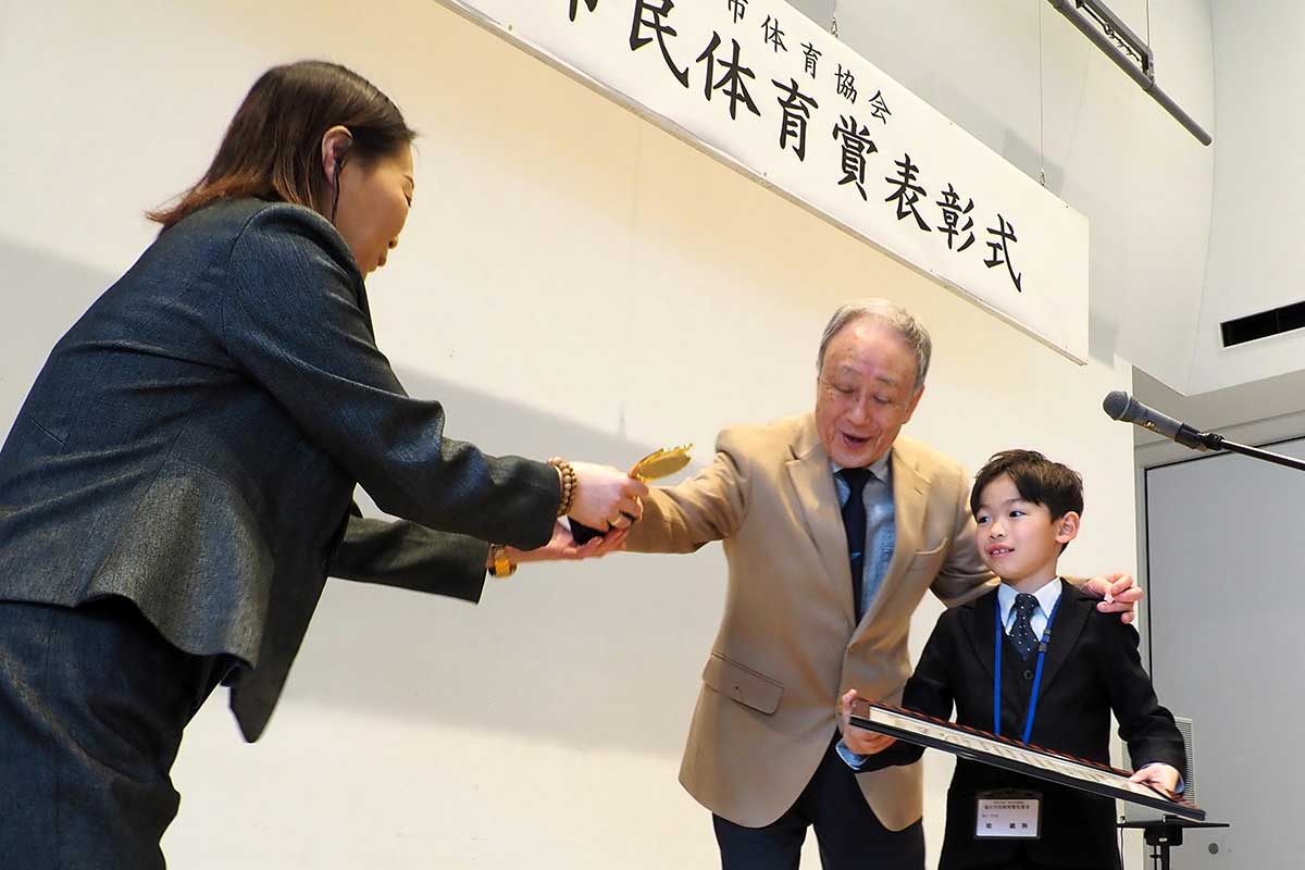 　「来年もまた」と子どもたちを激励した小泉嘉明会長（中）