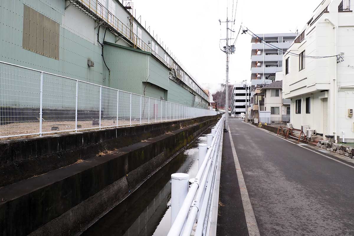 震災前の呑ん兵衛横丁があった大町付近。川にフタをするように飲み屋が並んでいた