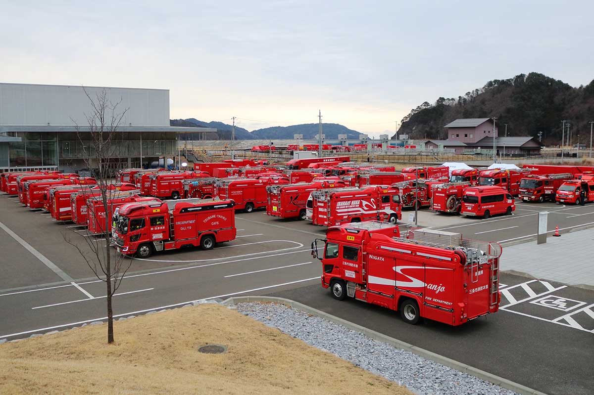 新潟、茨城、栃木3県の緊急消防援助隊が活動拠点とする釜石市民体育館（鵜住居町）