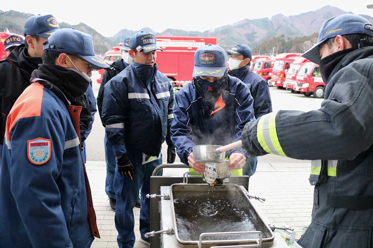 ご飯はお湯を注ぐだけで食べられる非常食