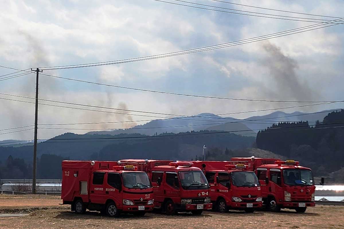 三陸公民館から見える山林火災の現場。広範囲で白煙が上がる＝2日、大船渡市三陸町越喜来（写真提供：佐々木良衡さん）