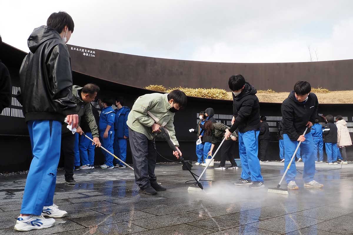 「地域の一員」として清掃活動に取り組む釜石東中3年生