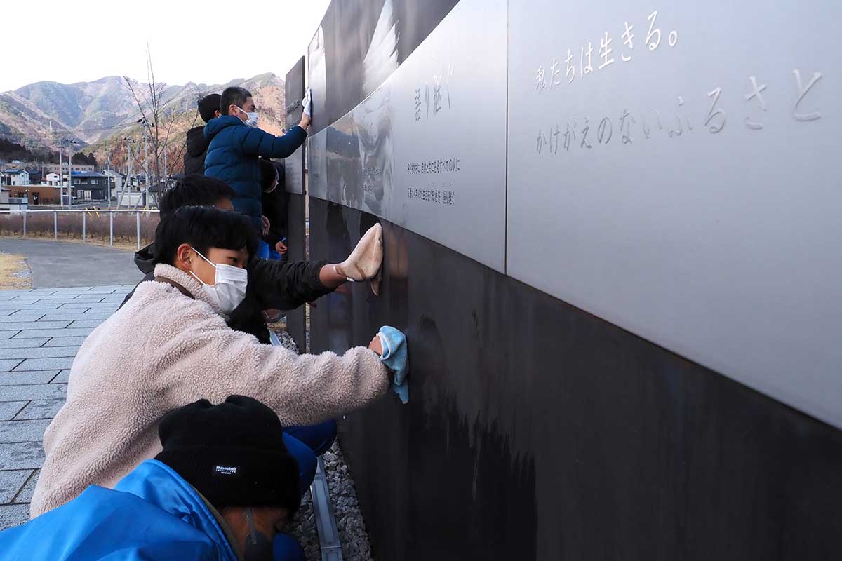 住民と協力して防災市民憲章碑もしっかりと磨く