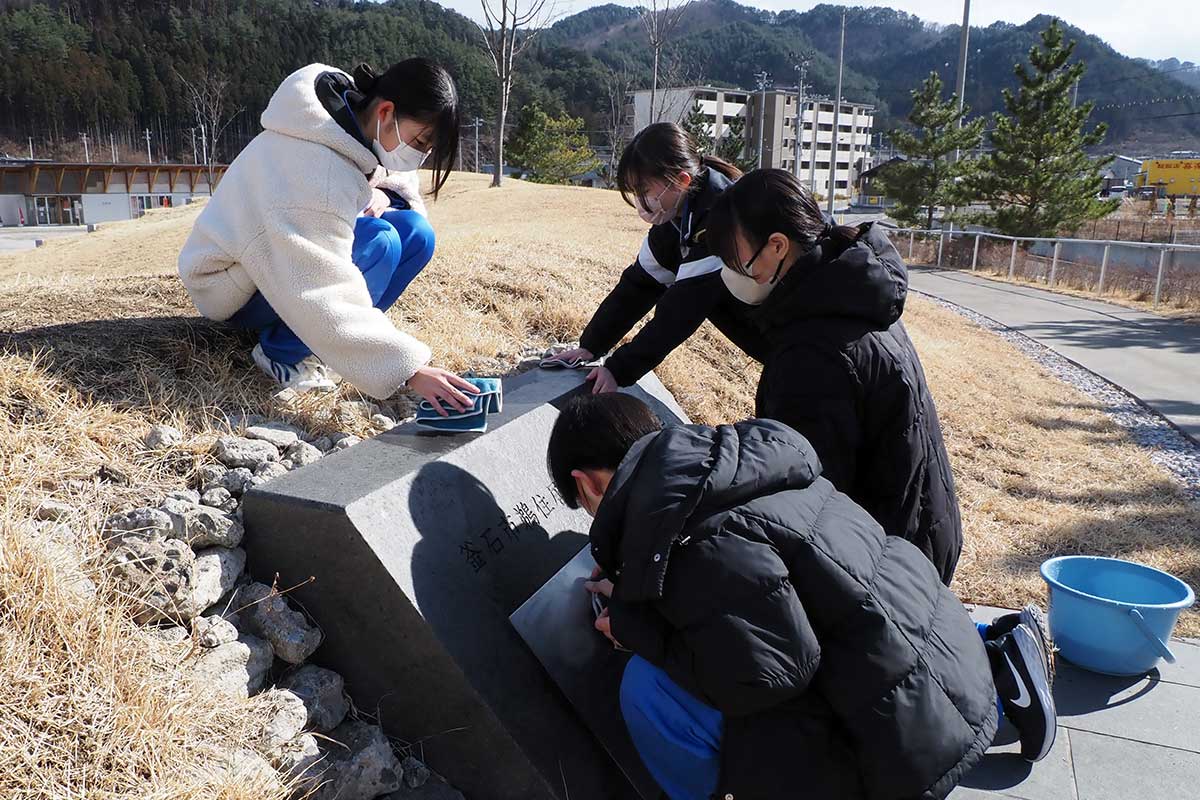 鵜住居地区防災センター跡地に整備されたことを示す碑もきれいに