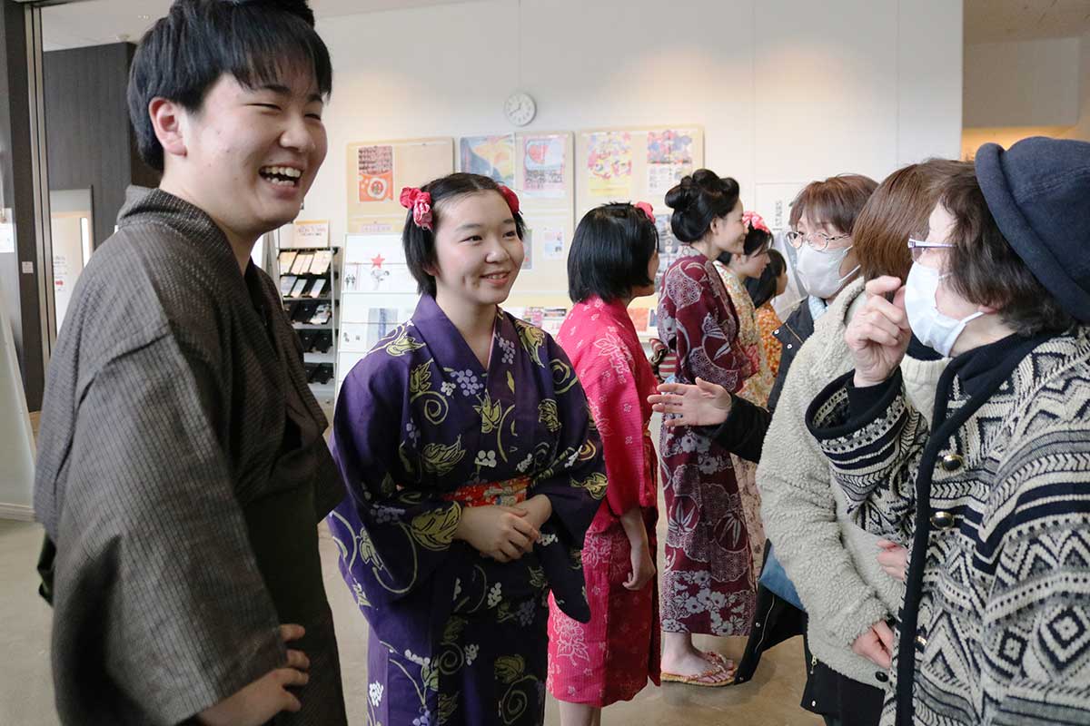 笑顔で観客をお見送り。改めて来場への感謝の気持ちを伝えた