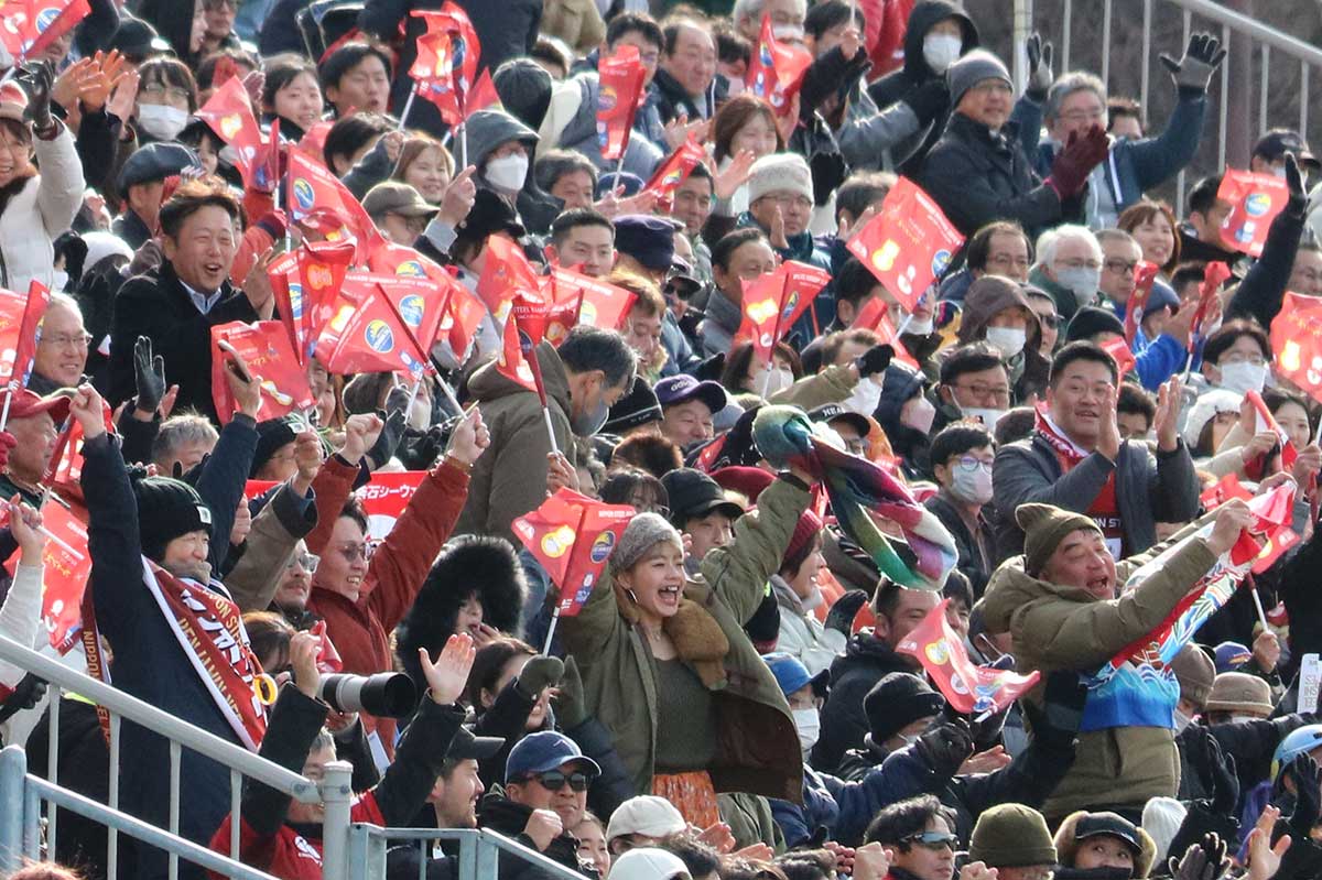 釜石SWの今季ホーム戦初勝利に沸くスタンド。ファンらが喜びを爆発させた