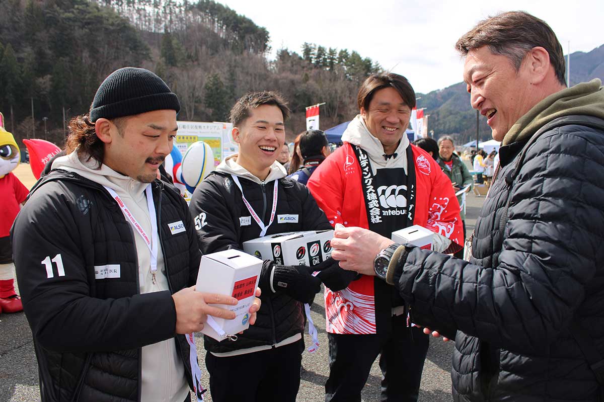 釜石SWの選手らが協力を呼び掛けた大船渡市山林火災義援金の募金活動