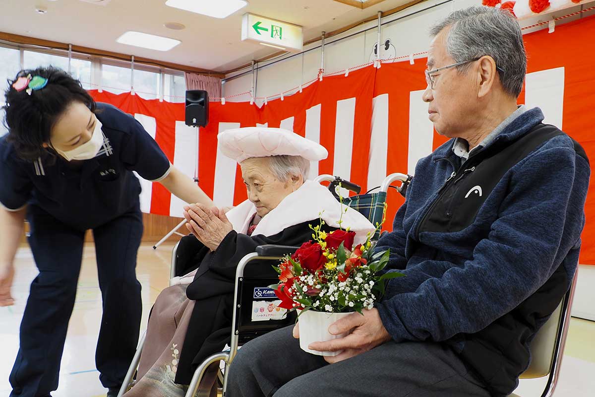 ちゃんちゃんこへの変身をサポートしてくれた職員に「ありがとう」