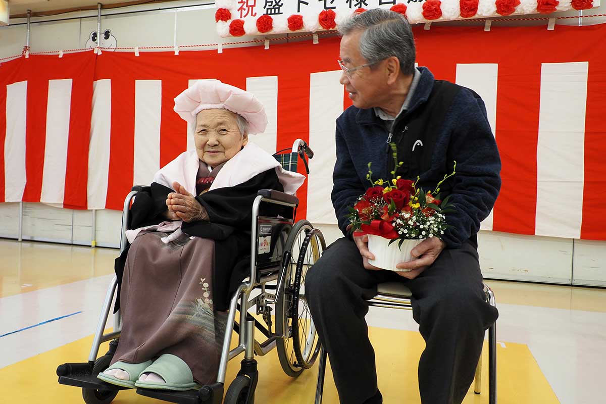 穏やかに笑う盛さん（左）を久男さんが見守る