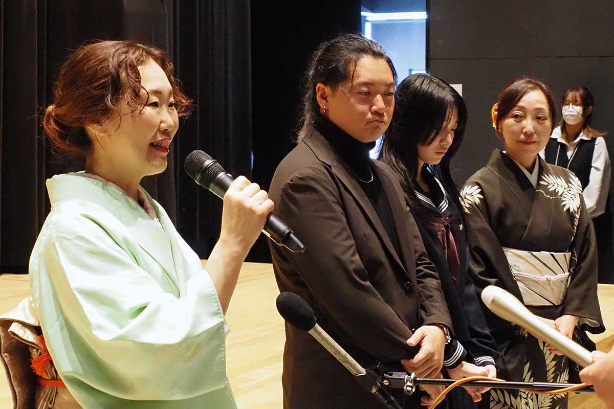 「囲み取材」体験で夢や目標を話す1期生、見守る菊池さん