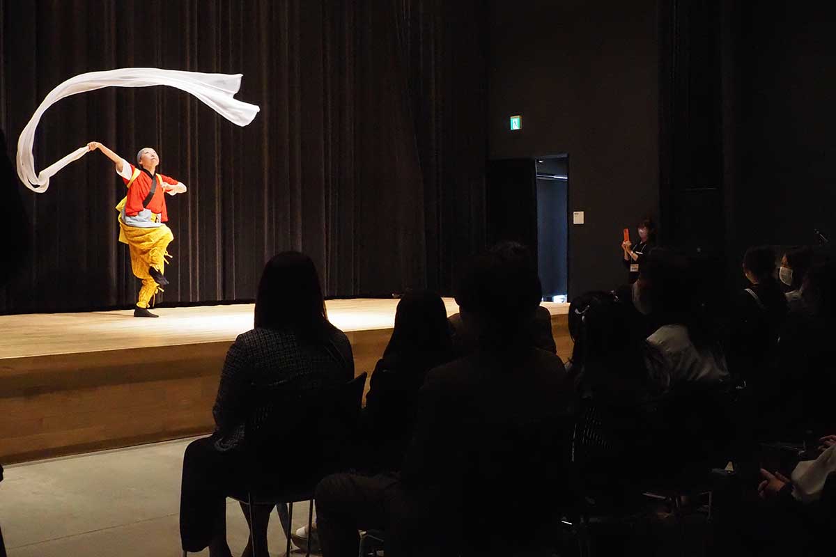 軽快な踊りで日本舞踊の魅力や楽しさを伝える菊池さん