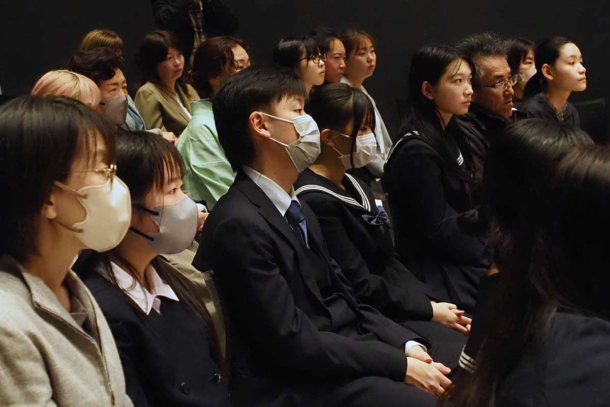 ステージ上で繰り広げられる演舞にじっと見入る1期生ら