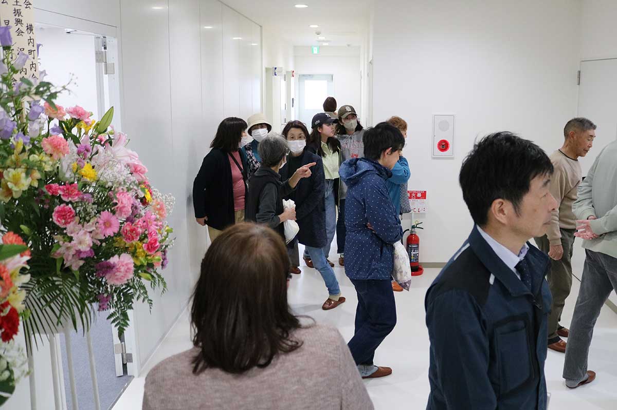 開所式後、地域住民らが管理棟内を見学した
