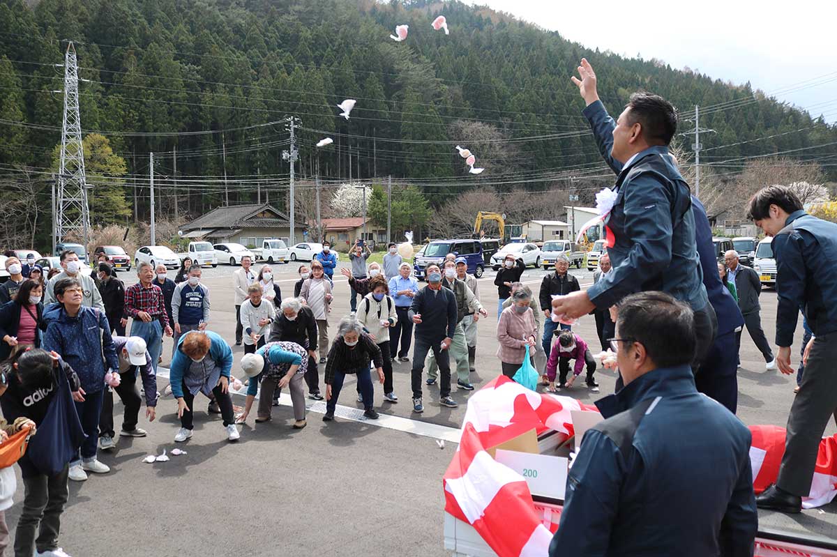 新管理棟開所記念の餅まきも。子どもから大人まで幅広い世代が楽しんだ