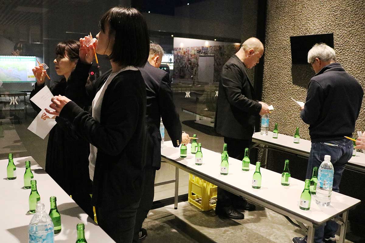 お楽しみの利き酒コーナー。成績優秀者には認定書と賞品のプレゼントが…